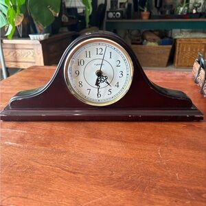 Vintage Ingraham Quartz Mantel Clock with Mahogany Finish. TESTED
